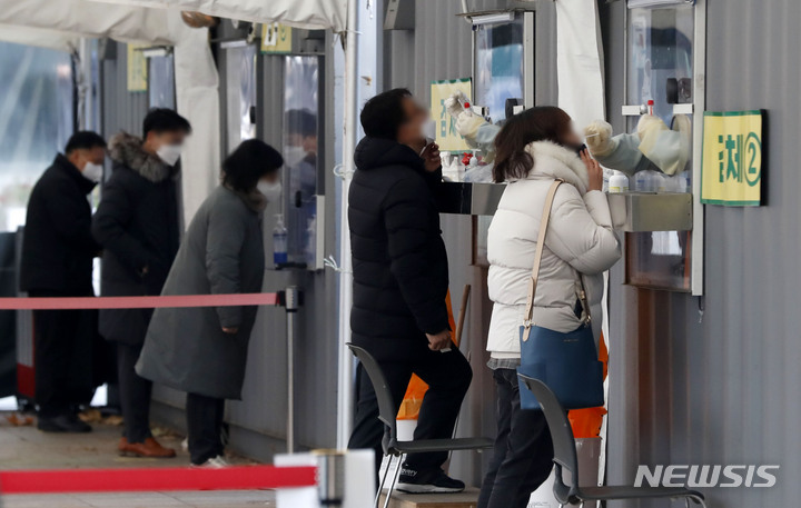 [서울=뉴시스] 홍효식 기자 = 0시 기준 코로나19 신규 확진자가 5,567명으로 집계된 14일 오전 서울시청 앞 서울광장 임시선별검사소에서 시민들이 검사를 받고 있다. 2021.12.14. yesphoto@newsis.com