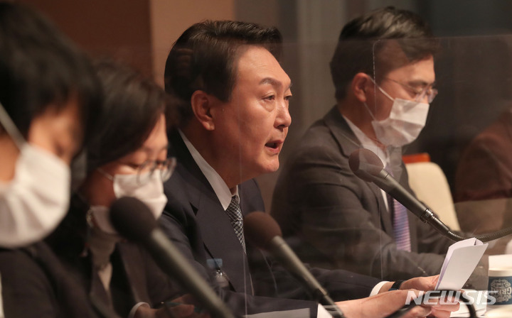 [서울=뉴시스] 전신 기자 = 윤석열 국민의힘 대선 후보가 14일 서울 중구 프레스센터에서 열린 관훈클럽 초청 토론회에서 발언하고 있다. (공동취재사진) 2021.12.14. photo@newsis.com