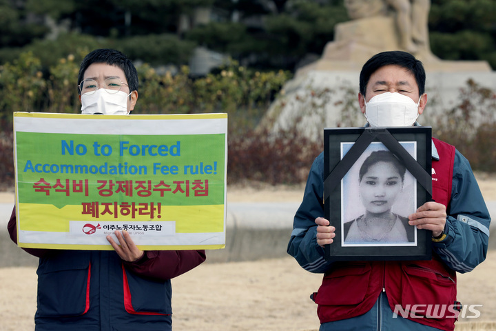 [서울=뉴시스] 김병문 기자 = 박희은 민주노총 부위원장이 14일 오전 서울 종로구 청와대 사랑채 앞에서 민주노총과 이주노조 주최로 열린 '이주노동자 숙식비 징수지침 폐기 및 이주노동자 기숙사 종합대책 마련 촉구 기자회견'에서 발언하고 있다. 2021.12.14. dadazon@newsis.com