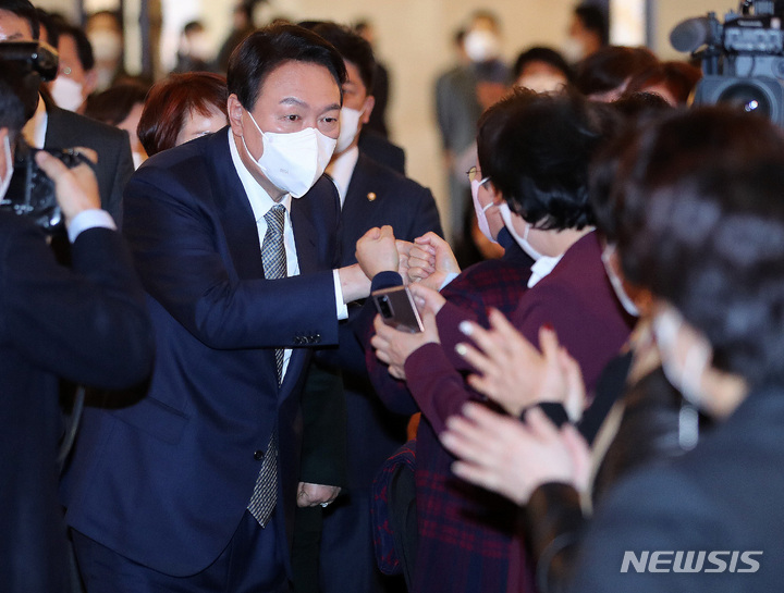 [서울=뉴시스] 국회사진기자단 = 윤석열 국민의힘 대선 후보가 14일 오후 서울 여의도 CCMM빌딩에서 열린 한국여성경제인협회 전국총회에서 참석자들과 인사하고 있다. 2021.12.14. photo@newsis.com