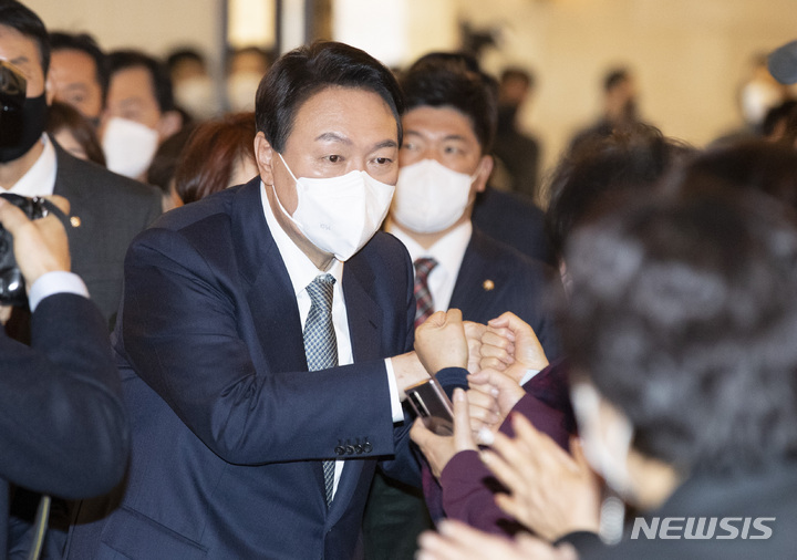 [서울=뉴시스] 국회사진기자단 = 윤석열 국민의힘 대선 후보가 14일 오후 서울 여의도 CCMM빌딩에서 열린 한국여성경제인협회 전국총회에서 참석자들과 인사하고 있다. 2021.12.14. photo@newsis.com