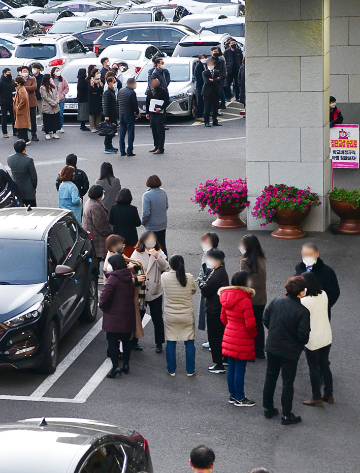 [제주=뉴시스] 우장호 기자 = 제주 해역에서 진도 4.9의 지진이 발생한 14일 오후 제주시 연동 제주도교육청에서 근무하는 직원들이 진동에 놀라 건물 밖으로 대피해 있다. (사진=독자제공) 2021.12.14. woo1223@newsis.com *재판매 및 DB 금지