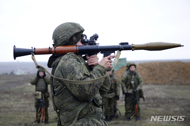 [로스토프(러시아)=AP/뉴시스] 지난해 12월14일(현지시간) 러시아 남부 로스토프 인근 한 사격장에서 러시아 병사들이 사격 훈련을 하고 있다. 2022.01.08.