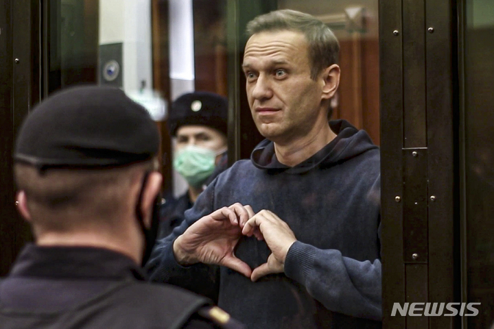 [모스크바=AP/뉴시스]알렉세이 나발니가 2021년 2월 모스크바 법원 공판에 출석한 모습. 2021.2.2.