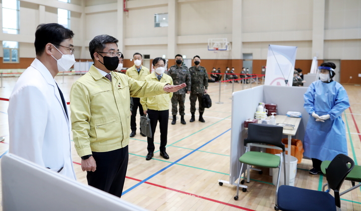 [서울=뉴시스] 서욱 국방부장관이 공군 제15특수임무비행단에 방문하여, 코로나19 예방접종센터 현장을 점검하고 관계자들을 격려하고 있다. 2021.12.16. (사진=국방일보 이경원 기자 제공) *재판매 및 DB 금지