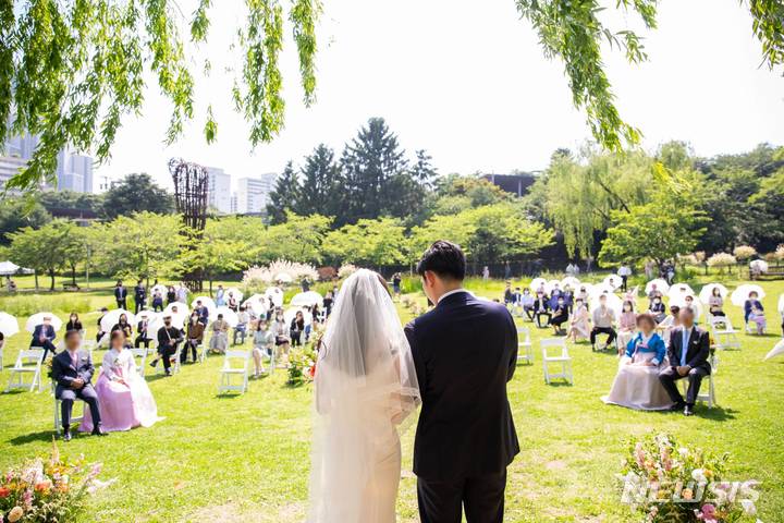 [서울=뉴시스] 용산가족공원서 진행된 결혼식 모습. (사진=서울시 제공). 2021.12.17. photo@newsis.com
