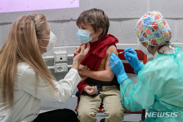 [로마(이탈리아)=AP/뉴시스] 지난 15일(현지시간) 이탈리아 수도 로마에서 한 어린이가 코로나19 백신을 접종받고 있다. 2021.12.21.