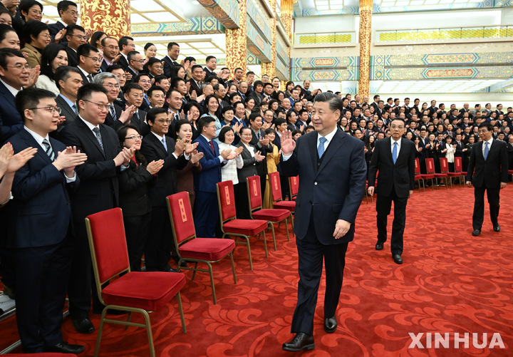 [베이징=신화/뉴시스] 시진핑 중국 국가주석이 15일 베이징 인민대회당에서 전중국기자협회(ACJA) 회의에 참석한 대표들과 '올해의 중국 언론상' 수상자들과 만나 인사하고 있다. 2021.12.16
