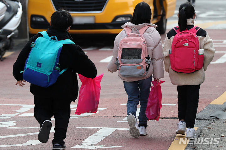 [서울=뉴시스] 백동현 기자 = 지난달 16일 오후 서울 시내 한 초등학교에서 학생들이 하교하고 있다. 2021.12.16. livertrent@newsis.com