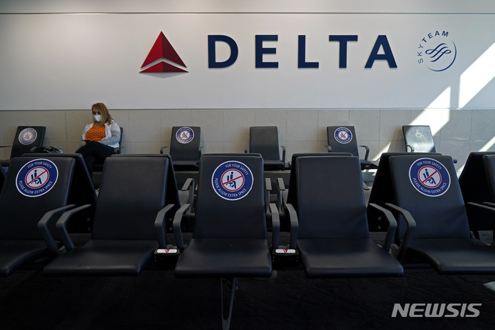 [ 아틀랜타 ( 미 조지아주)=AP/뉴시스] 미국 아틀랜타시 하츠필드-잭슨 국제공항의 델타항공 게이트 앞에서 한 탑승객이 마스크를 착용한 채 대기하고 있다.