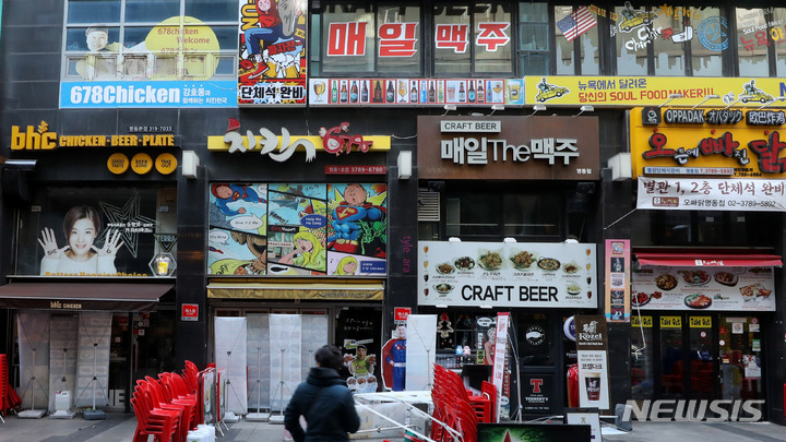 [서울=뉴시스] 서울 중구 명동거리 식당가 골목이 한산한 모습을 보이고 있다. (사진=뉴시스 DB). photo@newsis.com 