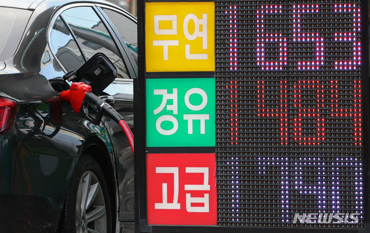[서울=뉴시스] 권창회 기자 = 전국 주유소의 기름값이 유류세 인하 이후 5주 연속 하락하고 있는 19일 오후 서울시내 한 주유소에 유가정보가 표시되어 있다. 한국석유공사 유가정보사이트 오피넷에 따르면, 이달 셋째 주 전국 주유소의 휘발유 판매 가격은 지난주보다 15.8원 내린 L(리터)당 1648.9원을 기록했다. 2021.12.19. kch0523@newsis.com