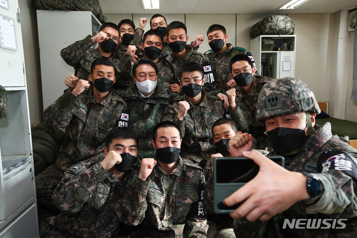 [서울=뉴시스] 국회사진기자단 = 윤석열 대통령이 대선 후보 시절 강원도 철원 육군 3사단 백골OP(Observation Post, 관측소)를 방문해 장병들과 기념촬영하는 모습. 2021.12.20. photo@newsis.com