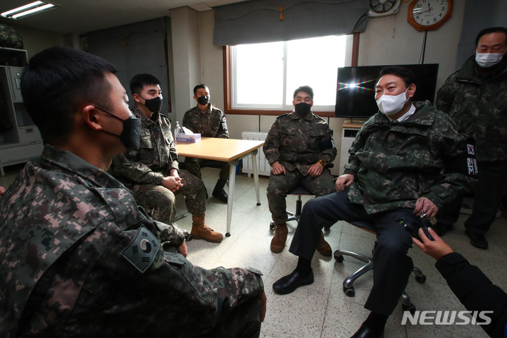 [서울=뉴시스] 국회사진기자단 = 윤석열 당시 국민의힘 대선 후보가 20일 강원도 철원 육군 3사단 백골OP(Observation Post, 관측소)를 방문해 생활관에서 장병들을 격려하고 있다. 2021.12.20. photo@newsis.com