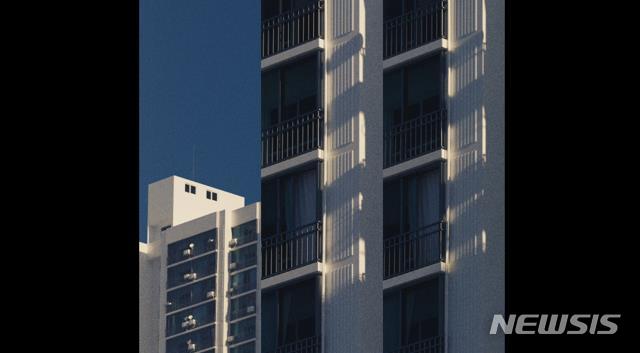 [서울=뉴시스]홍성우, 아파트, 빛의 움직임 3(apartments, movement of light 3), 2021, 대한민국. 사진=아츠클라우드 제공