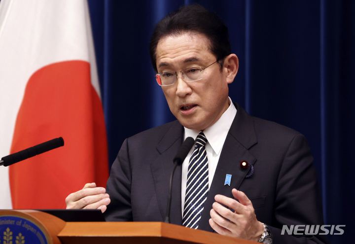 [도쿄=AP/뉴시스]지난달 21일 일본 임시국회가 폐회되자 기시다 후미오 총리가 총리 관저에서 기자회견을 열고 발언하고 있다. 2022.01.28.