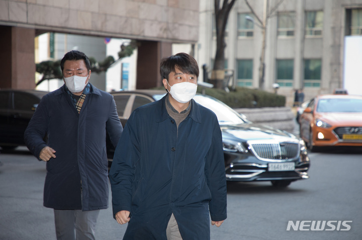 [서울=뉴시스] 국회사진기자단 = 이준석 국민의힘 대표와 김철근 당대표 정무실장. 2021.12.22. photo@newsis.com