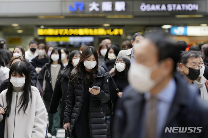 [오사카=AP/뉴시스] 일본 서부 오사카에서 22일 코로나19 예방을 위해 마스크를 착용한 시민들이 JR 오사카역 부근에 있는 횡단보도를 서둘러 건너고 있다. 2021.12.25 