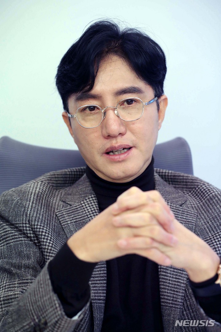 [서울=뉴시스] 박진희 기자 = 한국뮤지컬제작사협회 회장 신춘수 오디컴퍼니 대표이사가 지난 23일 서울 강남구 오디컴퍼니 사무실에서 뉴시스와 인터뷰 하고 있다. 2021.12.25. pak7130@newsis.com