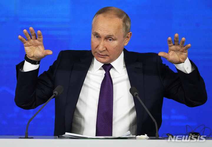 [모스크바=AP/뉴시스]블라디미르 푸틴 러시아 대통령이 23일(현지시간) 연례 기자회견을 진행하고 있다. 2021.12.23.