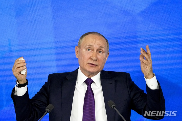[모스크바=AP/뉴시스] 블라디미르 푸틴 러시아 대통령이 2021년 12월23일(현지시간) 수도 모스크바에서 연례 기자회견을 열고 발언하고 있다. 2023.06.09.