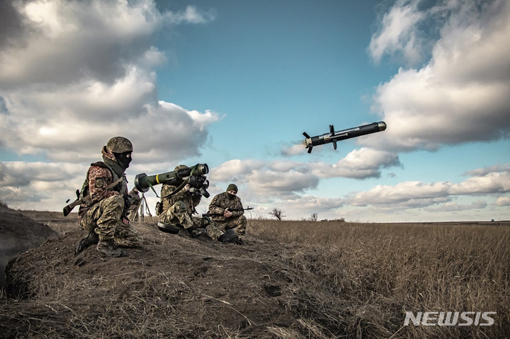 [도네츠크=AP/뉴시스] 우크라이나 군인들이 23일(현지시간) 우크라이나 도네츠크 지역에서 군사훈련을 하면서 미국의 재블린 미사일 발사기를 사용하고 있다. 2021.12.24.