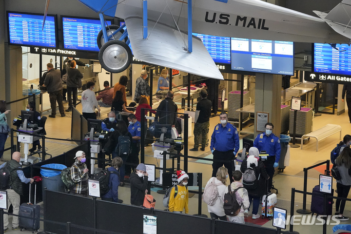 [펜실베이니아=AP/뉴시스]미국 피츠버그 국제공항의 여행객들. 2021.12.23.