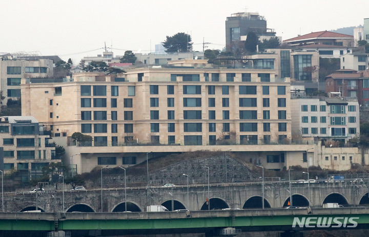 [서울=뉴시스] 고범준 기자 = '파르크한남'이 역대 아파트 최고 매매가를 경신했다. 국토교통부 실거래가 공개시스템에 따르면 파르크한남 2층의 전용면적 268.95㎡가 지난 13일 120억원에 팔려 신고가를 기록했다 밝혔다. 24일 오후 서울 용산구 한남동 파르크한남 모습. 2021.12.24. bjko@newsis.com