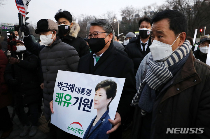 [서울=뉴시스] 고범준 기자 = 조원진 우리공화당 대표가 24일 오후 서울 강남구 삼성서울병원 앞에서 열린 박근혜 전 대통령 석방 축하 및 건강 기원 집회(제215차 태극기집회)에 참석하고 있다. 2021.12.24. bjko@newsis.com