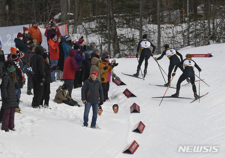 [레이크 플래시드( 미 뉴욕주)=AP/뉴시스] 지난 해 12월 24일 뉴욕주의 반 회벤베르그 올림픽 스포츠단지에서 크로스 컨트리 스키팀의 선발전을 관람하는 관객들. 