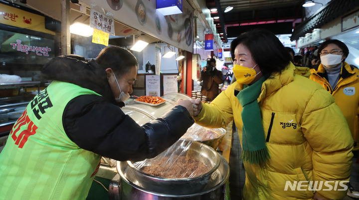 [서울=뉴시스] 권창회 기자 = 심상정 정의당 대선 후보가 27일 오후 서울 구로구 고척그린시장을 방문해 상인들과 인사하고 있다. 2021.12.27. kch0523@newsis.com