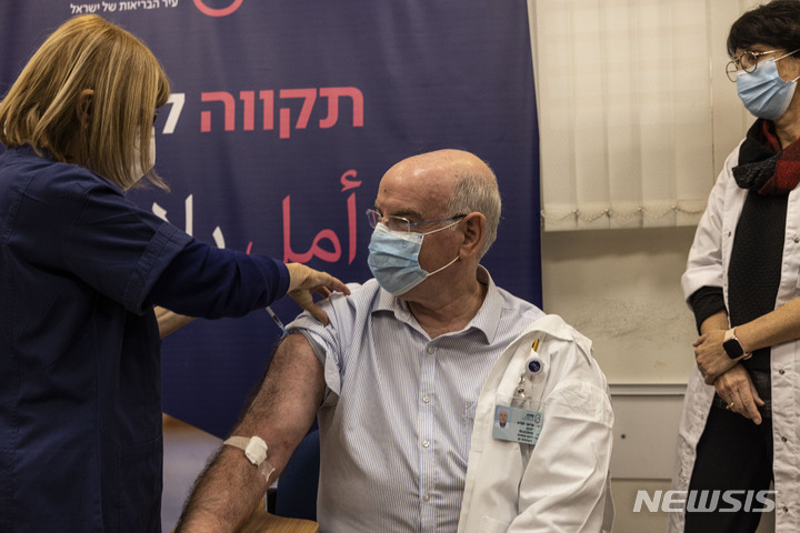 [AP/뉴시스] 이스라엘에서 코로나19 백신 4차접종이 시작되기 사흘 전인 12월27일 의과대 교수가 시바 메디탈 센터 의료진을 대상으로 한 실험접종에 참여해 주사를 맞고 있다