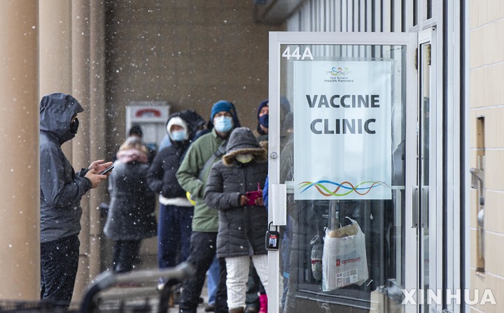 [토론토(캐나다)=신화/뉴시스] 지난해 12월27일(현지시간) 캐나다 온타리오주 토론토에 있는 코로나19 백신 접종소에서 마스크를 쓴 시민들이 접종을 기다리고 있다. 2022.01.11.