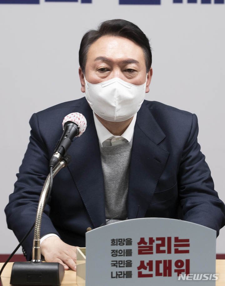 [서울=뉴시스] 국회사진기자단 = 윤석열 국민의힘 대선 후보가 28일 서울 여의도 중앙당사에서 열린 '하나된 국민 모두에게 듣겠습니다'에서 발언하고 있다. 2021.12.28. photo@newsis.com