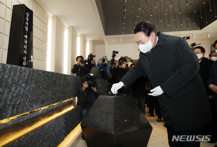 [대구=뉴시스] 전신 기자 = 윤석열 국민의힘 대선 후보가 30일 대구 동구 국립신암선열공원을 방문해 안장자의 신위가 모셔진 단충사에서 분향하고 있다. 2021.12.30. photo1006@newsis.com