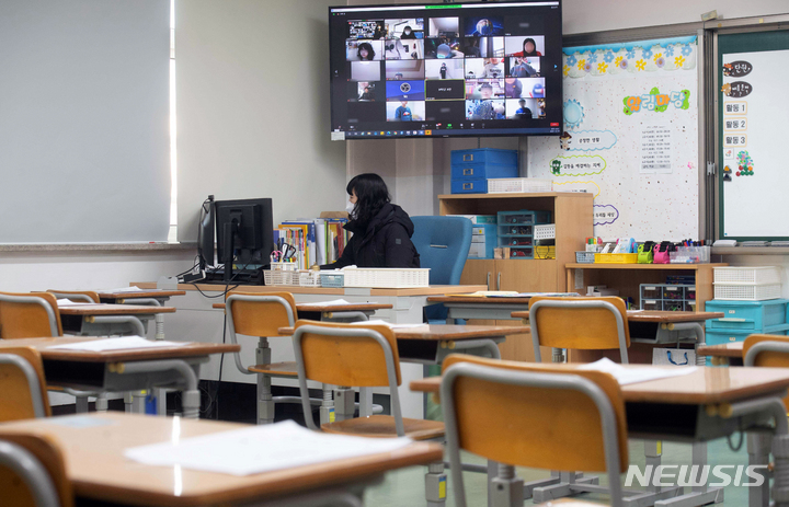 [수원=뉴시스] 지난 2021년 12월30일 경기도 수원시 한 초등학교에서 열린 온라인 방학식에서 교사가 컴퓨터 화면을 통해 학생들과 이야기를 하고 있다. (사진=뉴시스DB). 2024.02.12. photo@newsis.com