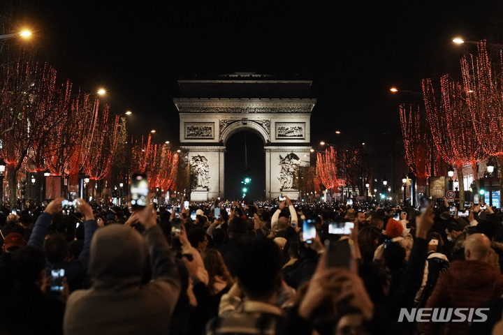 [파리=AP/뉴시스]2021년 12월 31일 프랑스 파리 샹젤리제 거리의 새해 맞이 인파. 2021.12.31.