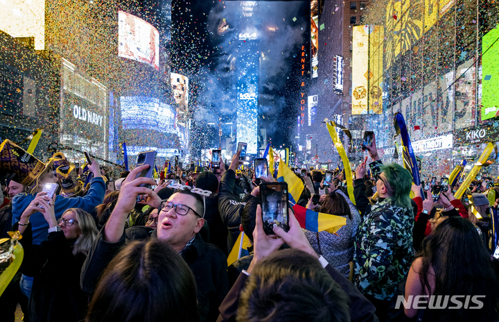 [뉴욕=AP/뉴시스]1일(현지시간) 미국 뉴욕 타임스퀘어의 새해 맞이 행사. 2022.1.1.