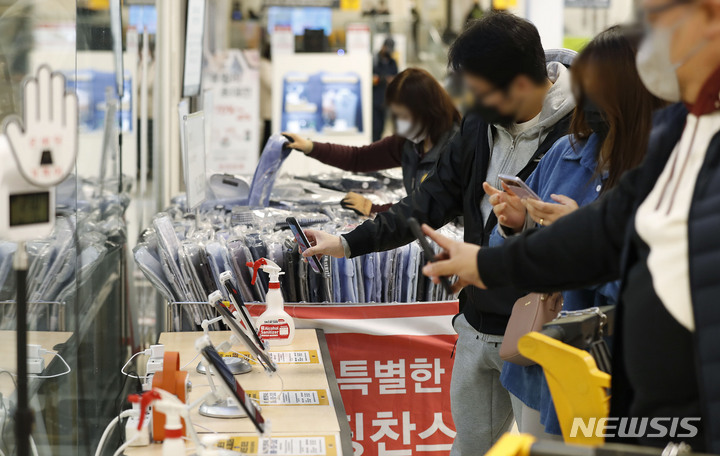 [서울=뉴시스] 홍효식 기자 = 지난달 2일 오전 서울 시내 한 대형마트를 찾은 시민들이 QR코드로 출입 인증을 하고 있다. 2022.01.02. yesphoto@newsis.com