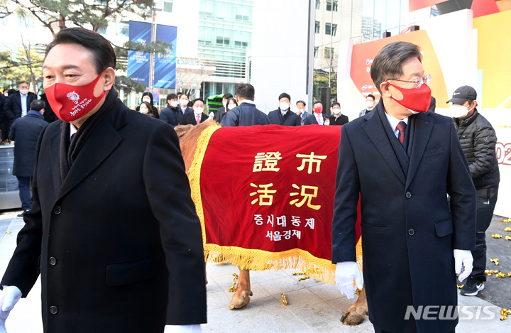 [서울=뉴시스] 국회사진기자단 = 이재명 더불어민주당 대선 후보, 윤석열 국민의힘 대선 후보가 3일 서울 여의도 한국거래소에서 열린 2022 증시대동제에 참석한 후 이동하고 있다. 2022.01.03. photo@newsis.com