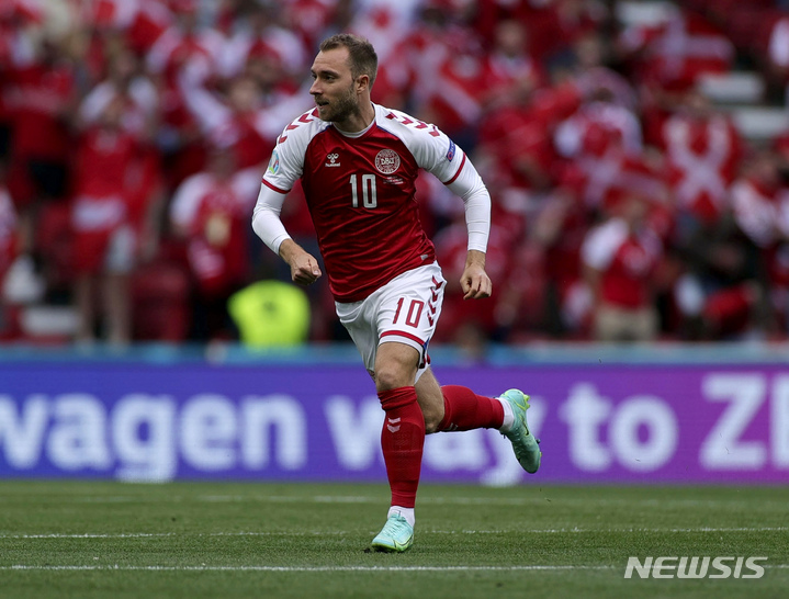 [코펜하겐=AP/뉴시스] 크리스티안 에릭센이 지난해 6월 13일 덴마크 코펜하겐의 파르켄 스타디움에서 열린 핀란드와 유로2020 조별리그 경기에서 질주하고 있다. 2022.01.24.