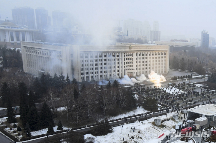 [알마티=AP/뉴시스] 지난 5일(현지시간) 카자흐스탄 알마티에서 반정부 시위가 열린 가운데 시청 인근에서 연기가 피어오르고 있다. 2022.01.07.