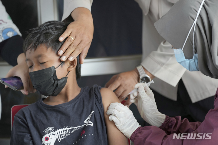 [AP/뉴시스] 6일 인니 탄제랑에서 한 어린이가 시노백 코로나19 백신을 맞고 있다