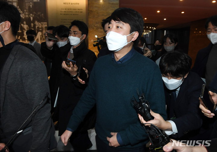 [서울=뉴시스] 김선웅 기자 = 이준석 국민의힘 대표가 6일 오후 서울 여의도 국회에서 열린 의원총회에 참석하기 위해 이동하고 있다. (공동취재사진) 2022.01.06. photo@newsis.com