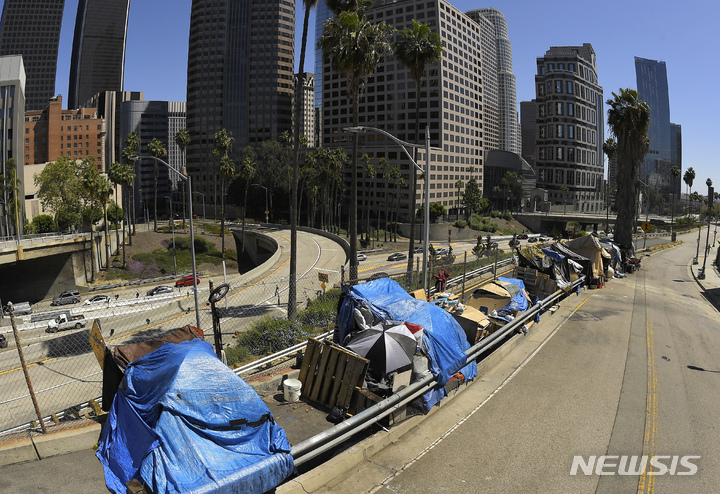 [AP/뉴시스]미국 로스앤젤레스에 위치한 노숙인 캠프. 2022.01.18