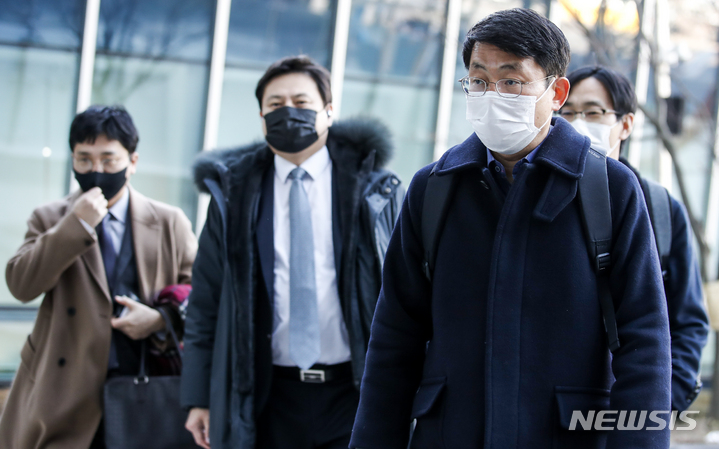 [서울=뉴시스] 정병혁 기자 = 조두형 영남대의대 교수 등 1023명이 방역패스 실행 효력을 중지해달라며 낸 소송의 심문기일이 열린 7일 오후 서울 서초구 서울행정법원에서 도태우 변호사, 윤용진 변호사, 조두형 영남대의대 교수, 박주현 변호사가 법원에 출석하고 있다. 2022.01.07. jhope@newsis.com