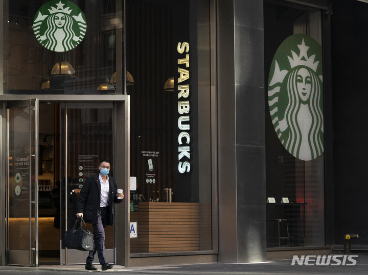 [뉴욕=AP/뉴시스] 지난 1월 미국 뉴욕의 스타벅스 커피숍에서 한 남성이 커피를 들고 나오고 있다. 2022.12.01. 