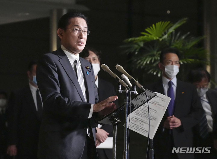 [도쿄(일본)=AP/뉴시스]지난 6일 기시다 후미오 일본 총리가 총리 관저에서 기자들에게 발언한고 있다. 2022.01.25.