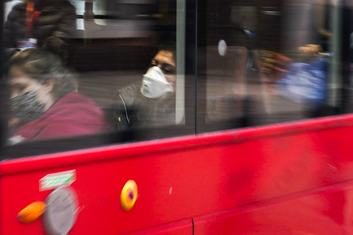 [런던=AP/뉴시스] 지난달 16일 영국 런던에서 마스크를 쓴 채 탑승한 승객들을 태운 버스가 운행 중이다. 2022.01.10. * 기사 내용과 관련 없음 *재판매 및 DB 금지
