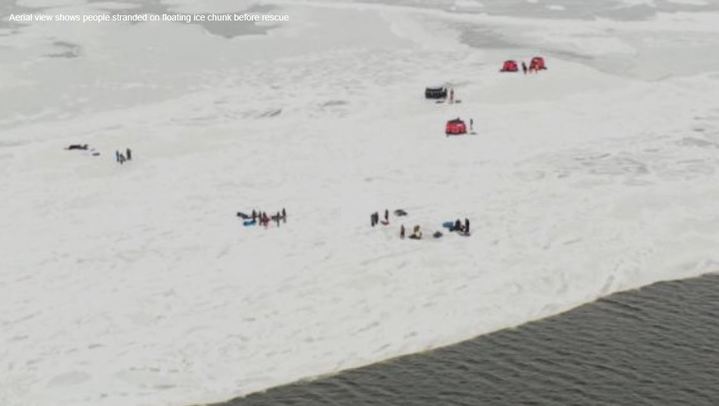 [서울=뉴시스]미 위스콘신주 동부 그린베이의 미시간호에서 얼음 낚시를 하다 얼음이 떨어져 나와 호수에 고립됐던 최소 27명이 무사히 구조됐다고 브라운 카운티 보안관 사무실이 9일(현지시간) 발표했다. 구조되기 전 호수 위를 떠도는 얼음 위에 고립됐던 얼음 낚싯꾼들. <사진 출처 : 미 WAAY-TV> 2022.1.10